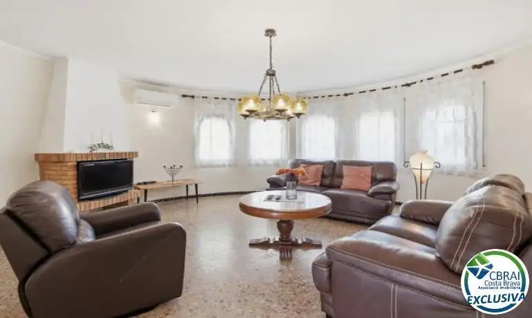 Wohnzimmer von Country house zum Verkauf in Roses mit Heizung, Privatgarten und Terrasse