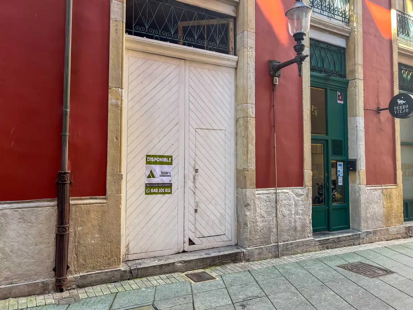 Vista exterior de Local en venta en Gijón 