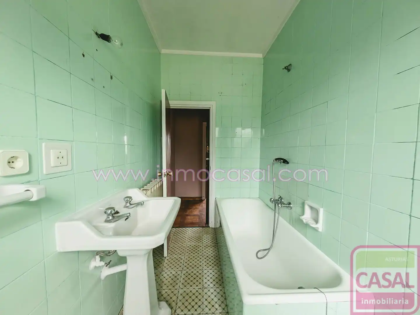 Baño de Casa o chalet en venta en Oviedo  con Calefacción y Trastero