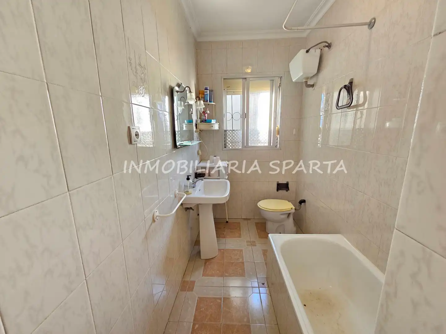 Baño de Casa adosada en venta en Santiponce con Terraza, Trastero y Balcón
