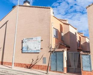 Vista exterior de Casa adosada en venda en Pinseque amb Terrassa