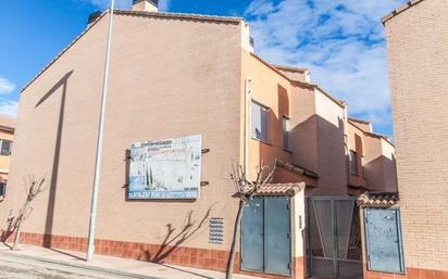 Exterior view of Single-family semi-detached for sale in Pinseque  with Terrace