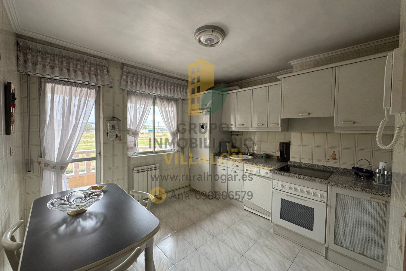 Cuina de Pis en venda en León Capital  amb Calefacció, Terrassa i Moblat