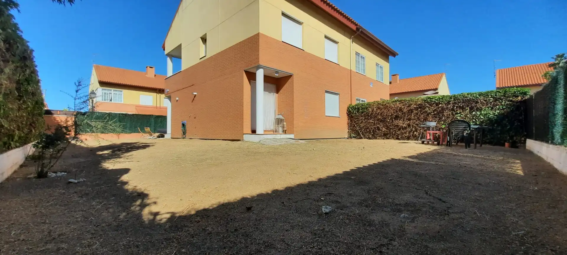 Außenansicht von Einfamilien-Reihenhaus zum Verkauf in Cubas de la Sagra mit Klimaanlage, Heizung und Privatgarten