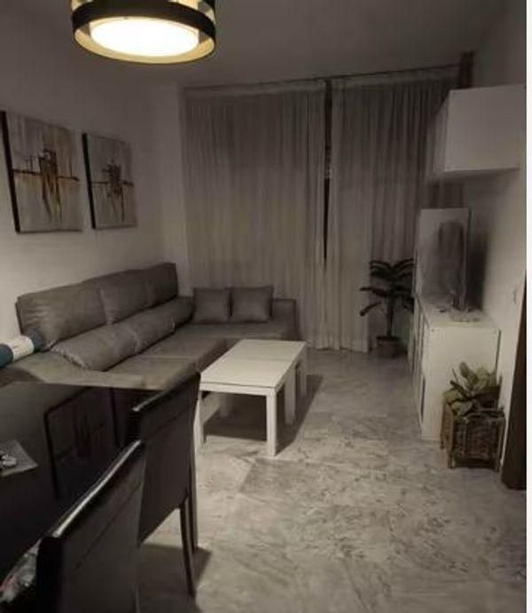 Sala d'estar de Pis de lloguer en  Sevilla Capital amb Aire condicionat, Jardí privat i Piscina comunitària