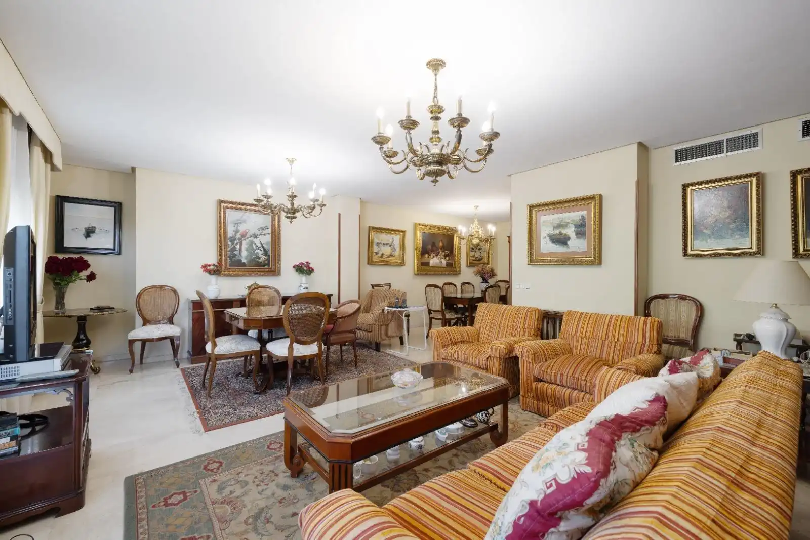 Living room of Flat for sale in Sevilla  with Air Conditioner, Heating and Terrace