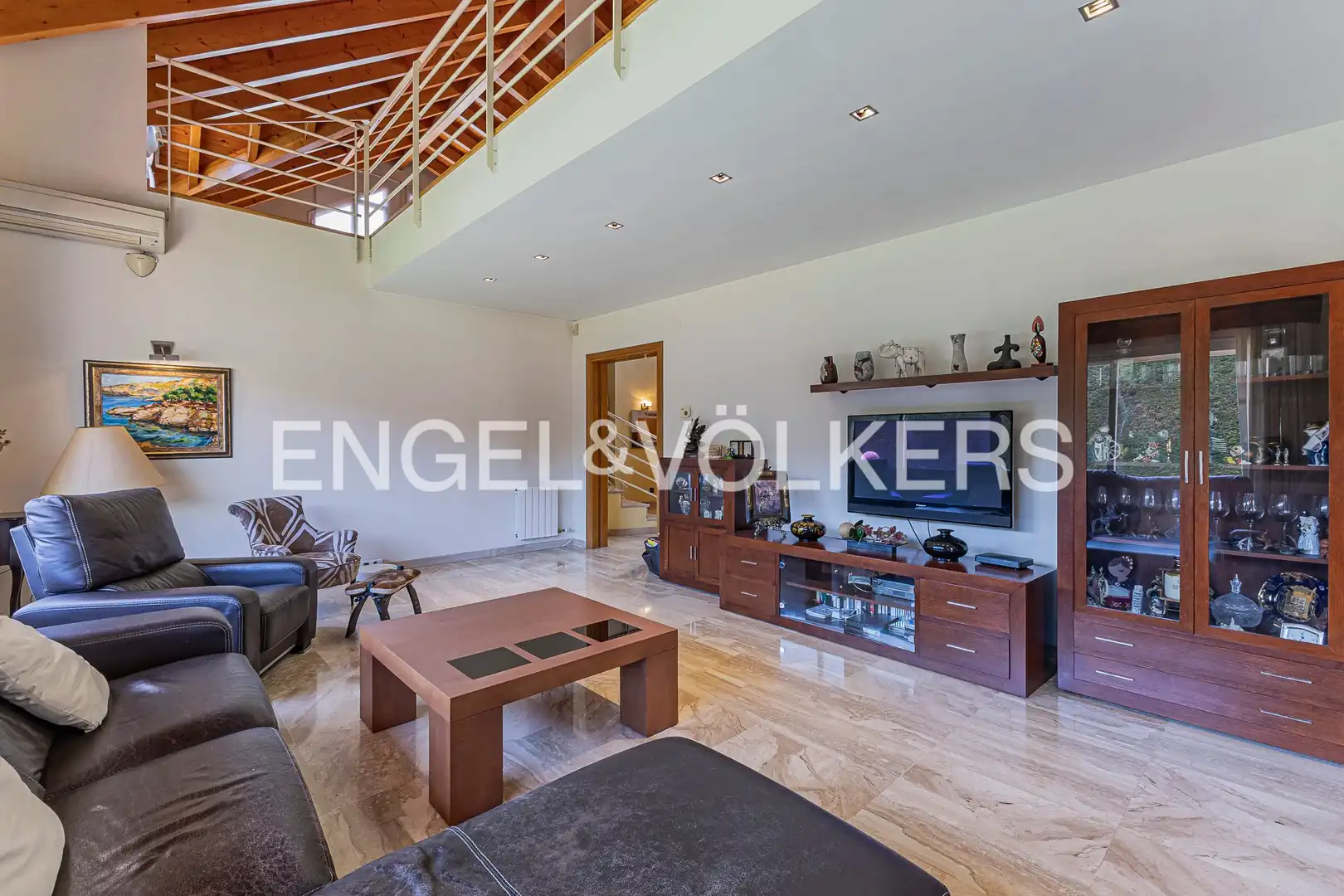 Sala d'estar de Casa o xalet en venda en Sant Cugat del Vallès amb Aire condicionat, Calefacció i Jardí privat