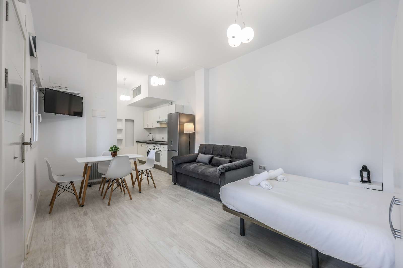 Bedroom of Study to share in  Madrid Capital  with Air Conditioner, Heating and Terrace