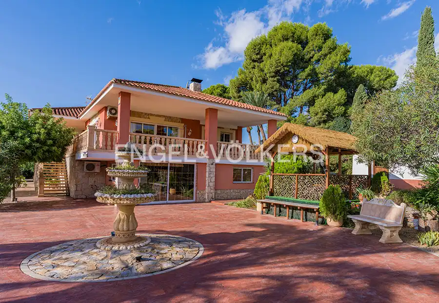 Villa con balcone in vendita a Calle Francisco Bernabéu Pen 9
