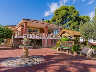 Chalet con balcón en venta en Calle Francisco Bernabéu Pen 9