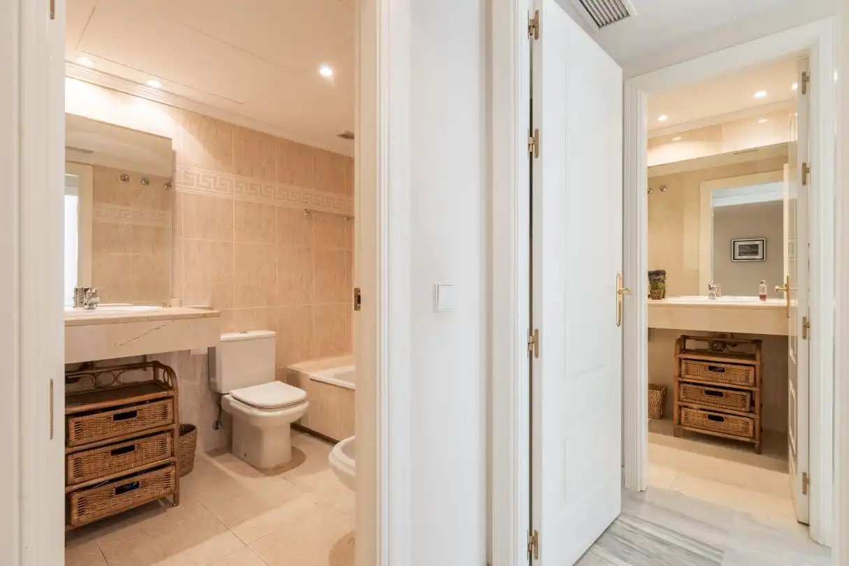 Badezimmer von Wohnung zum Verkauf in Marbella mit Klimaanlage, Heizung und Privatgarten