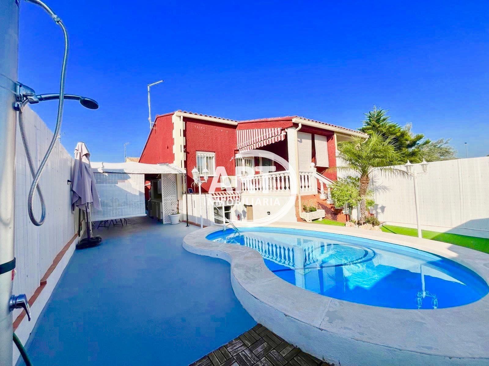 Casa adosada en venda a San Juan, Núcleo Urbano