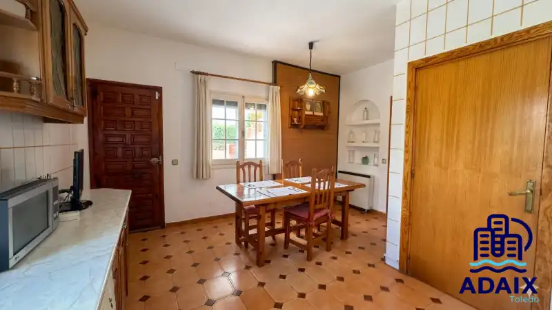 Menjador de Casa o xalet en venda en Bargas amb Calefacció, Terrassa i Moblat