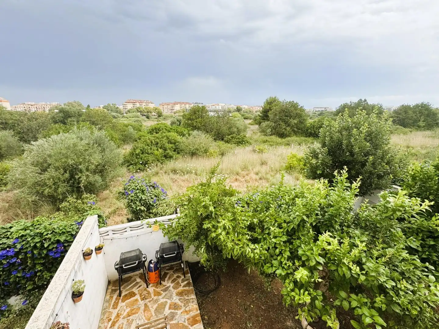 Einfamilien-Reihenhaus zum Verkauf in Dénia mit Klimaanlage, Privatgarten und Terrasse