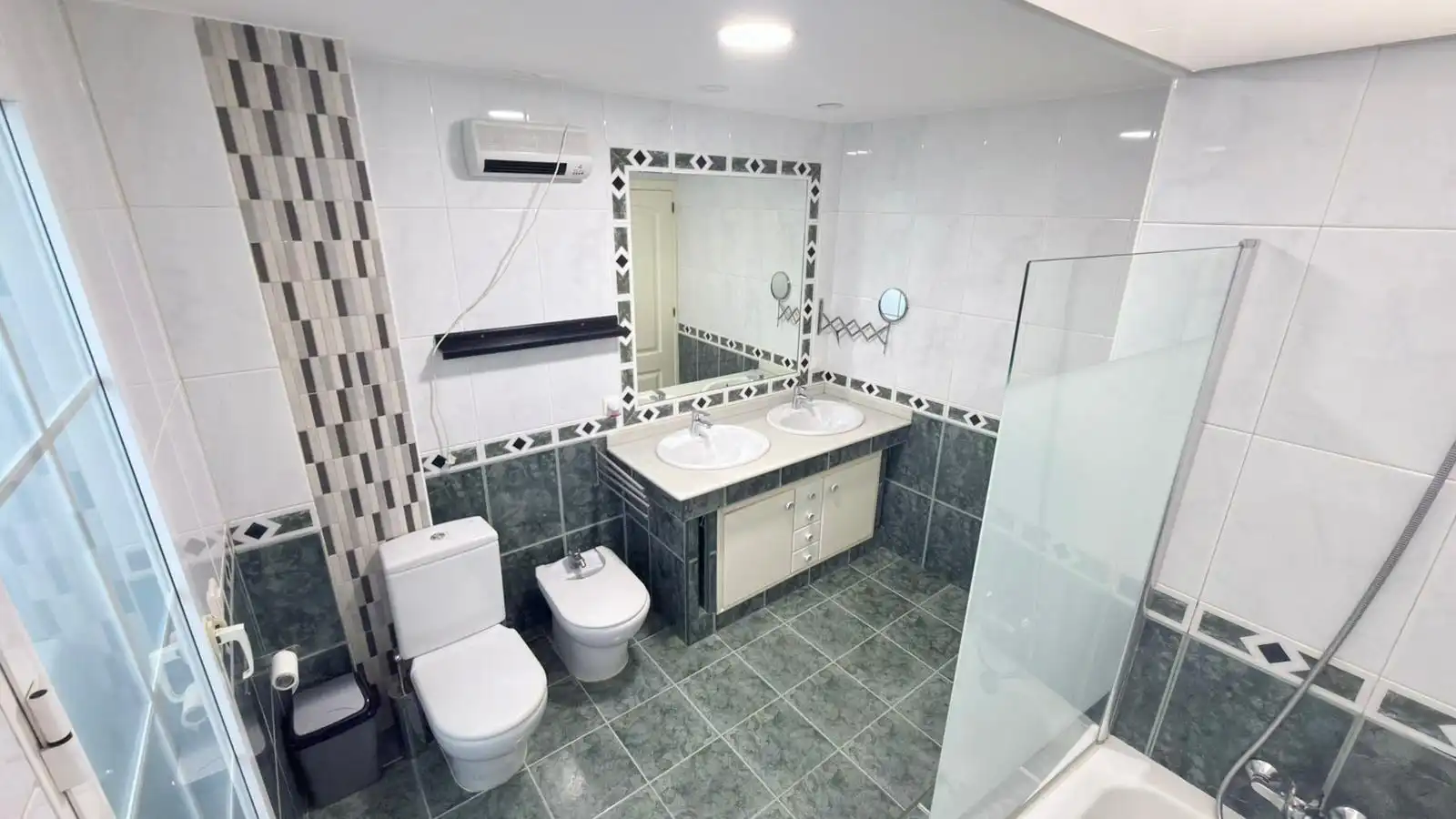 Badezimmer von Wohnungen zum Verkauf in Murcia mit Klimaanlage, Terrasse und Möbliert