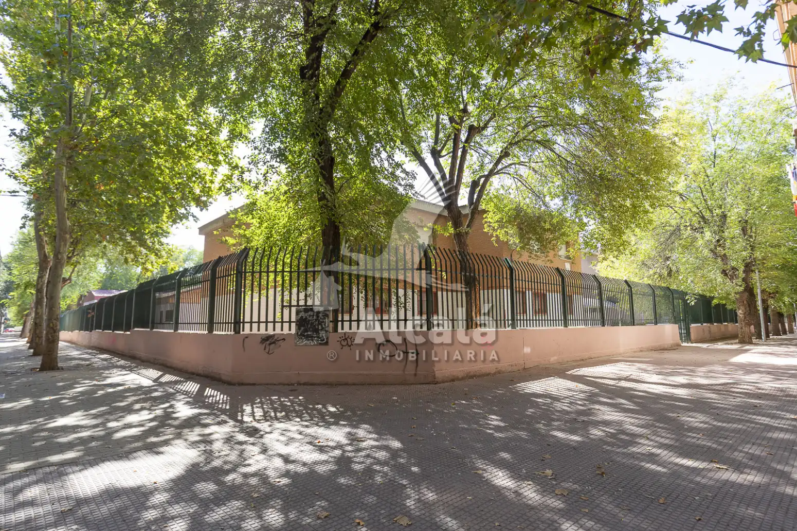 Vista exterior de Pis en venda en Reyes Católicos