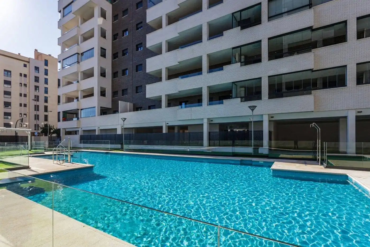Piscina de Pis en venda en Almería amb Aire condicionat, Jardí privat i Terrassa