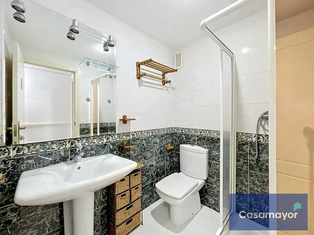 Baño de Piso en venta en Alicante / Alacant con Aire acondicionado, Calefacción y Jardín privado