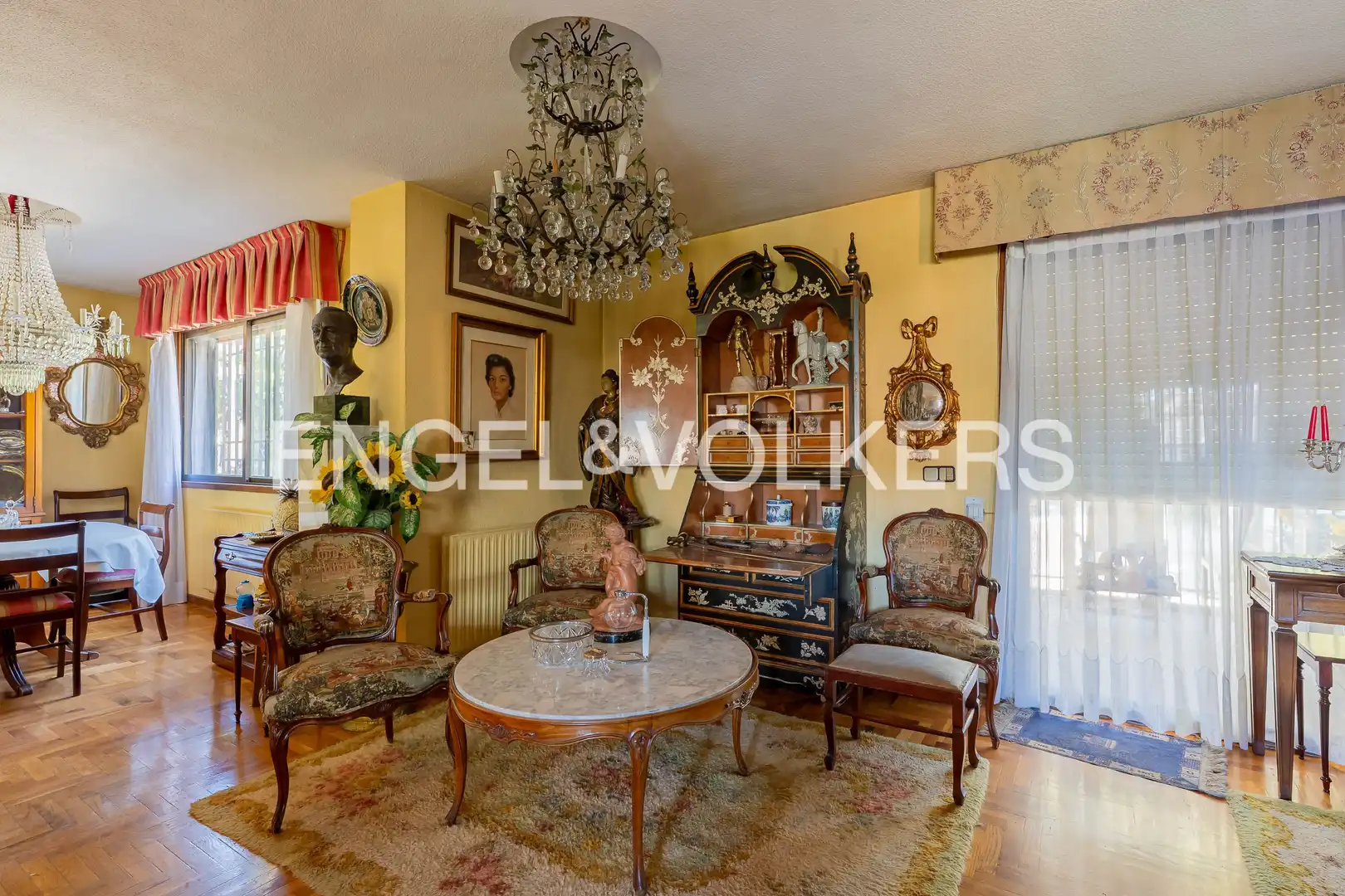 Living room of Houses for sale in Madrid  with Air Conditioner, Heating and Private garden