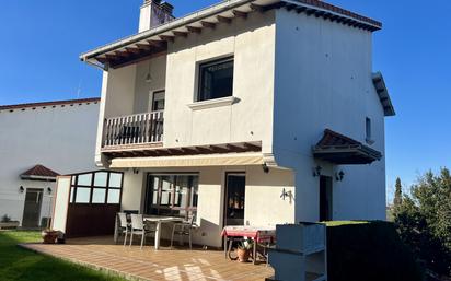 Vista exterior de Casa o xalet en venda en Medio Cudeyo amb Terrassa