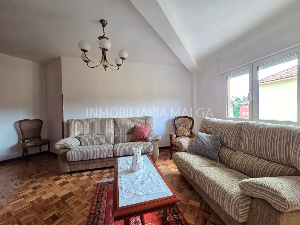 Sala de estar de Piso en venta en Colunga con Parquet y Amueblado
