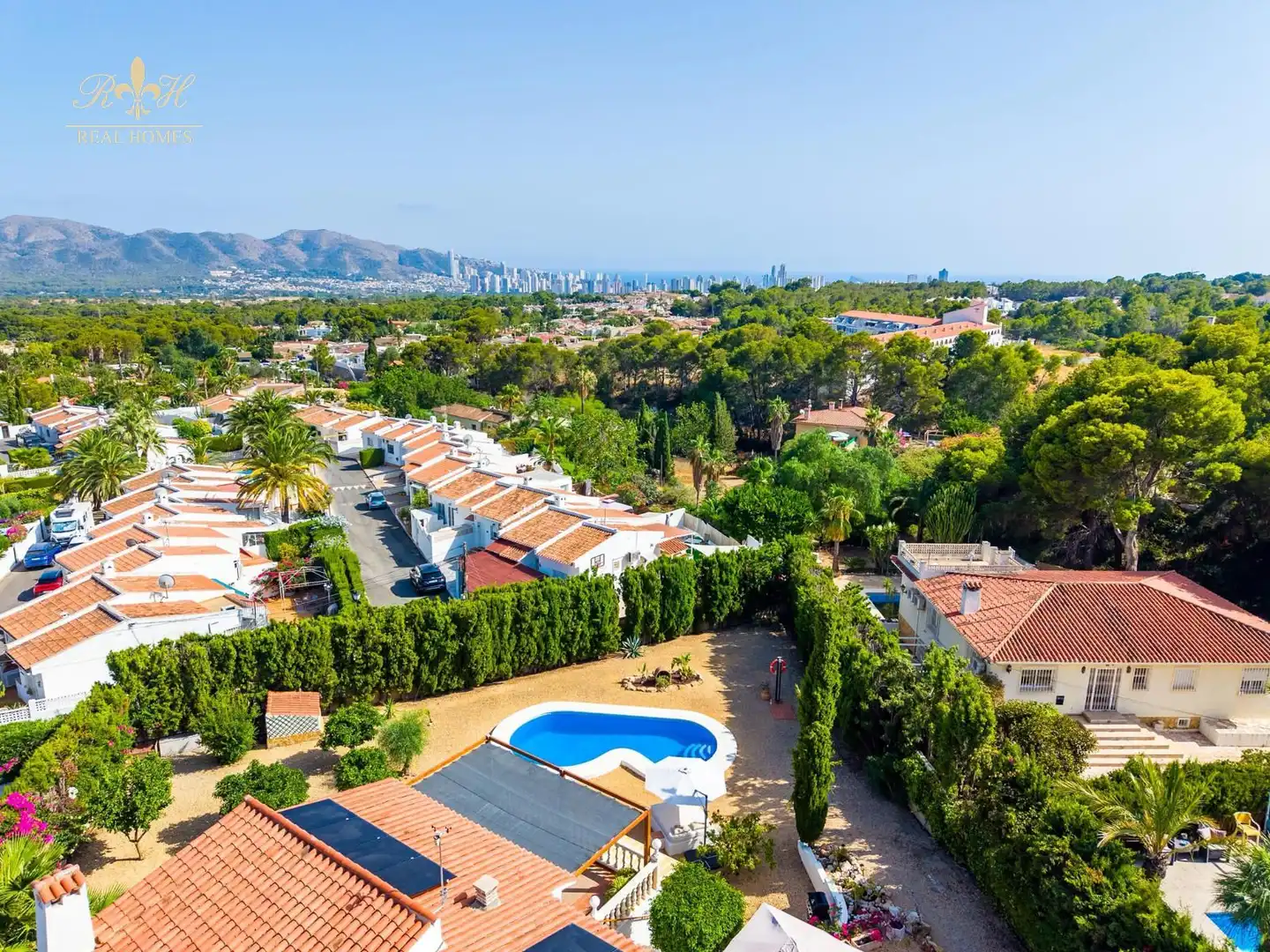 Vista exterior de Casa o chalet en venta en La Nucia con Aire acondicionado, Piscina y Amueblado