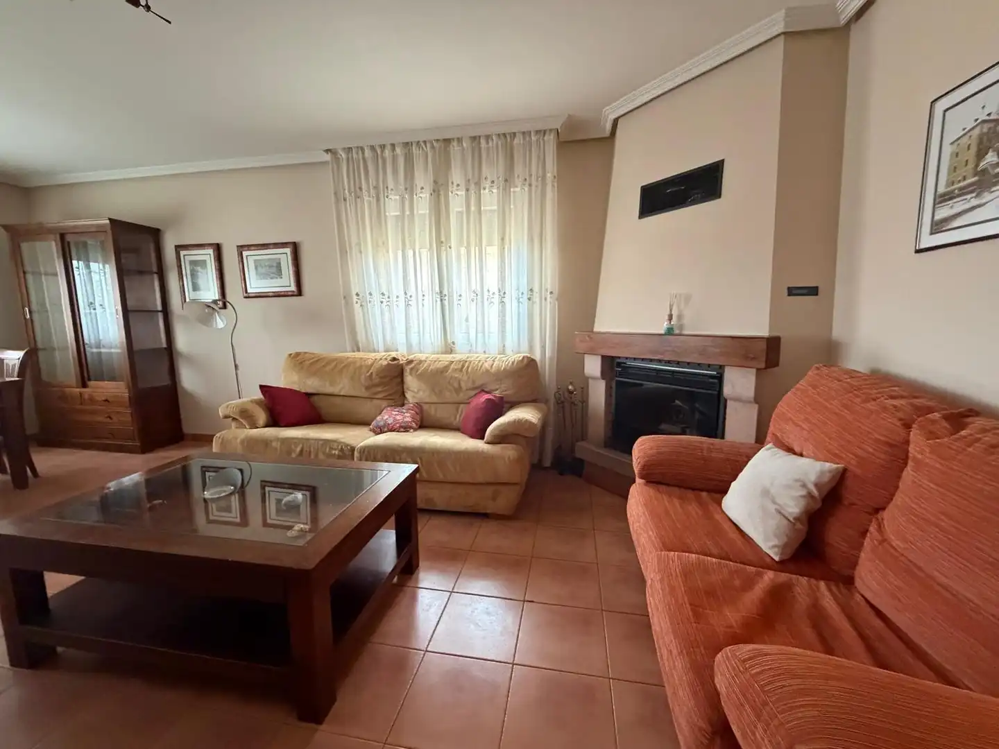 Sala d'estar de Casa adosada en venda en Palazuelos de Eresma amb Calefacció, Terrassa i Alarma