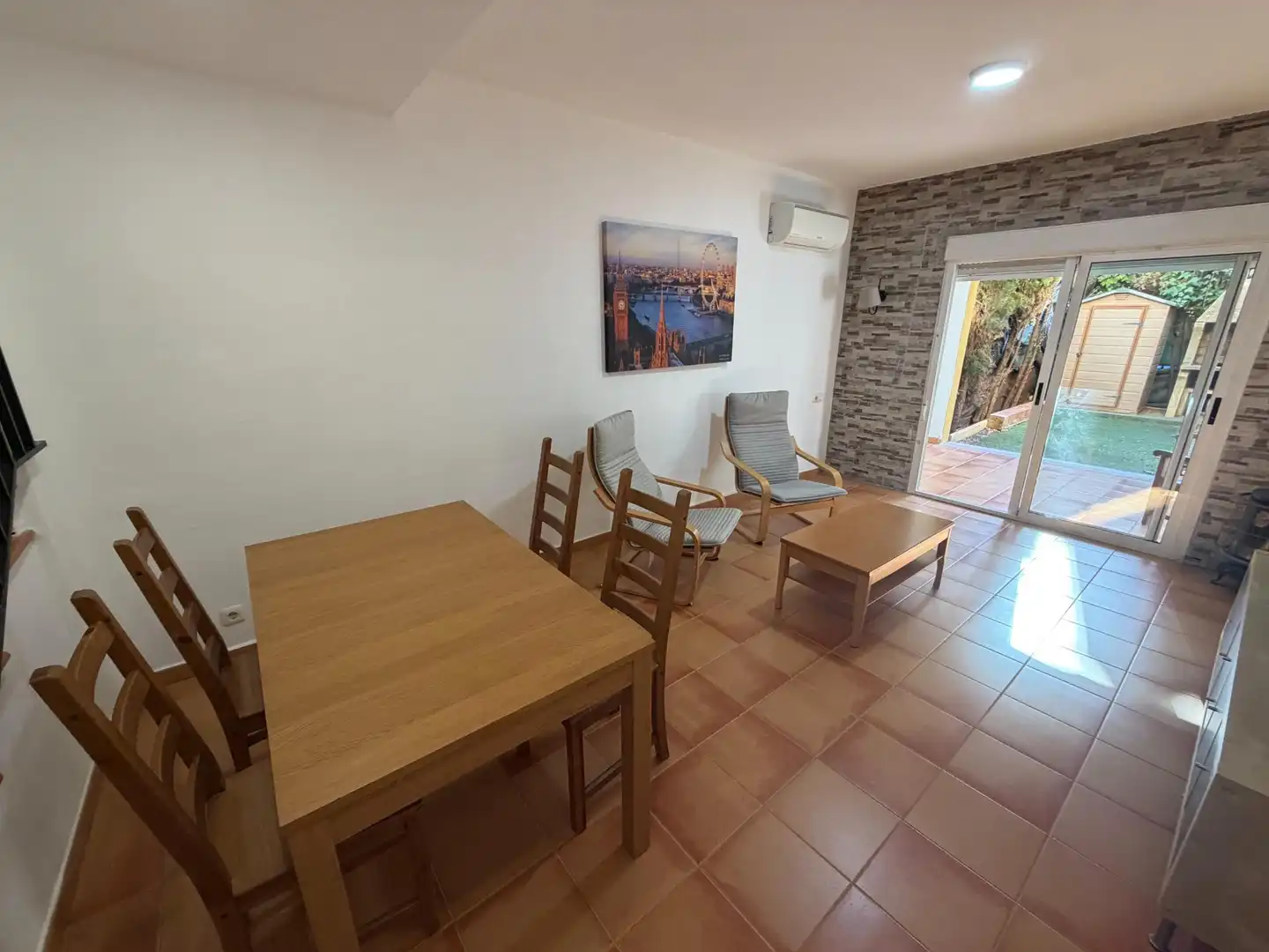Einfamilien-Reihenhaus zum Verkauf in Dénia mit Klimaanlage, Privatgarten und Terrasse