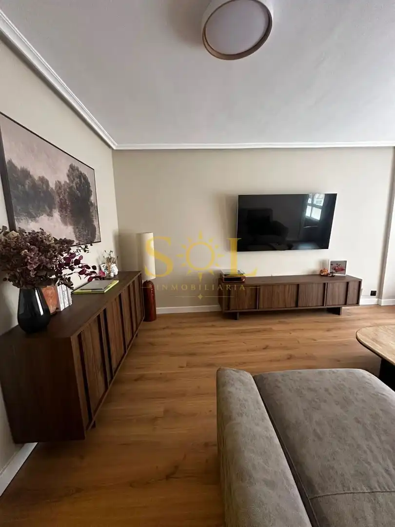Sala d'estar de Pis en venda en León Capital  amb Calefacció, Parquet i Terrassa