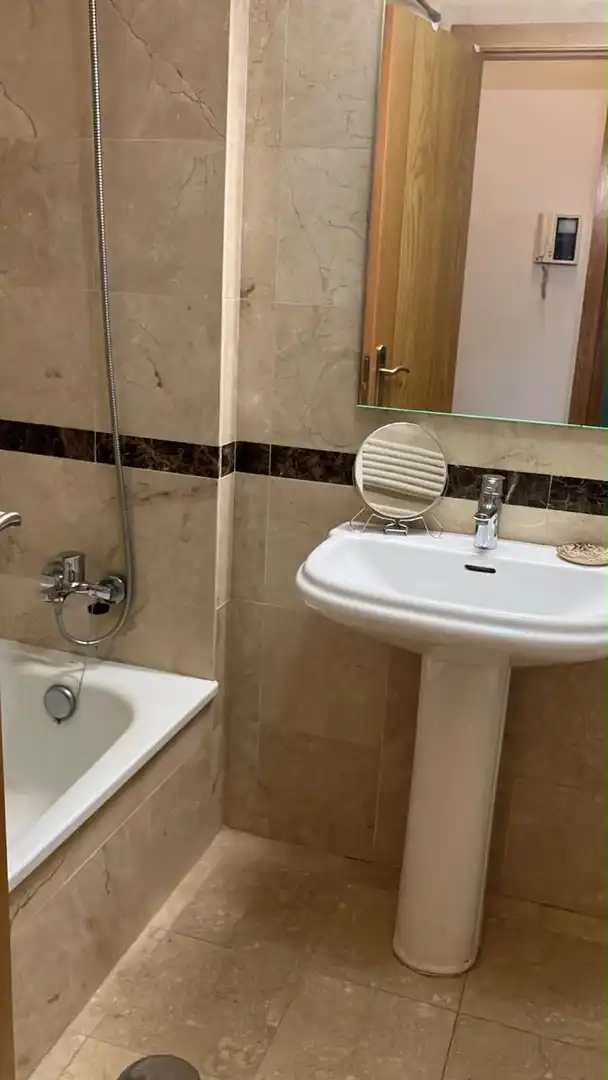 Bany de Apartament de lloguer en Vigo  amb Balcó