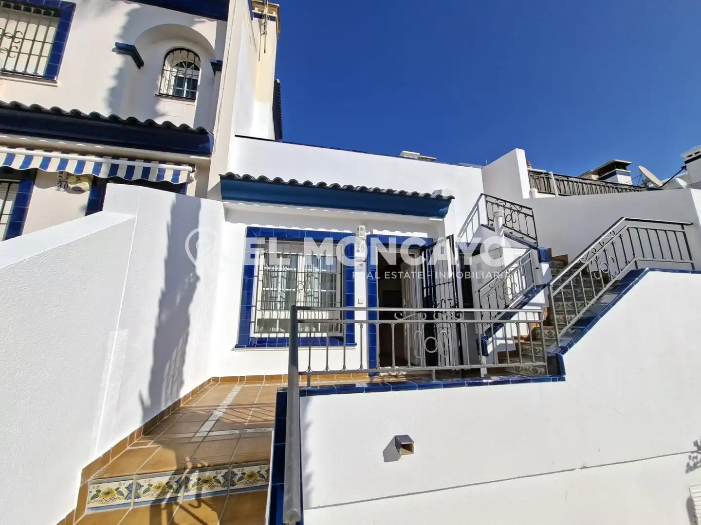 Vista exterior de Casa adosada en venda en Orihuela amb Aire condicionat, Calefacció i Jardí privat