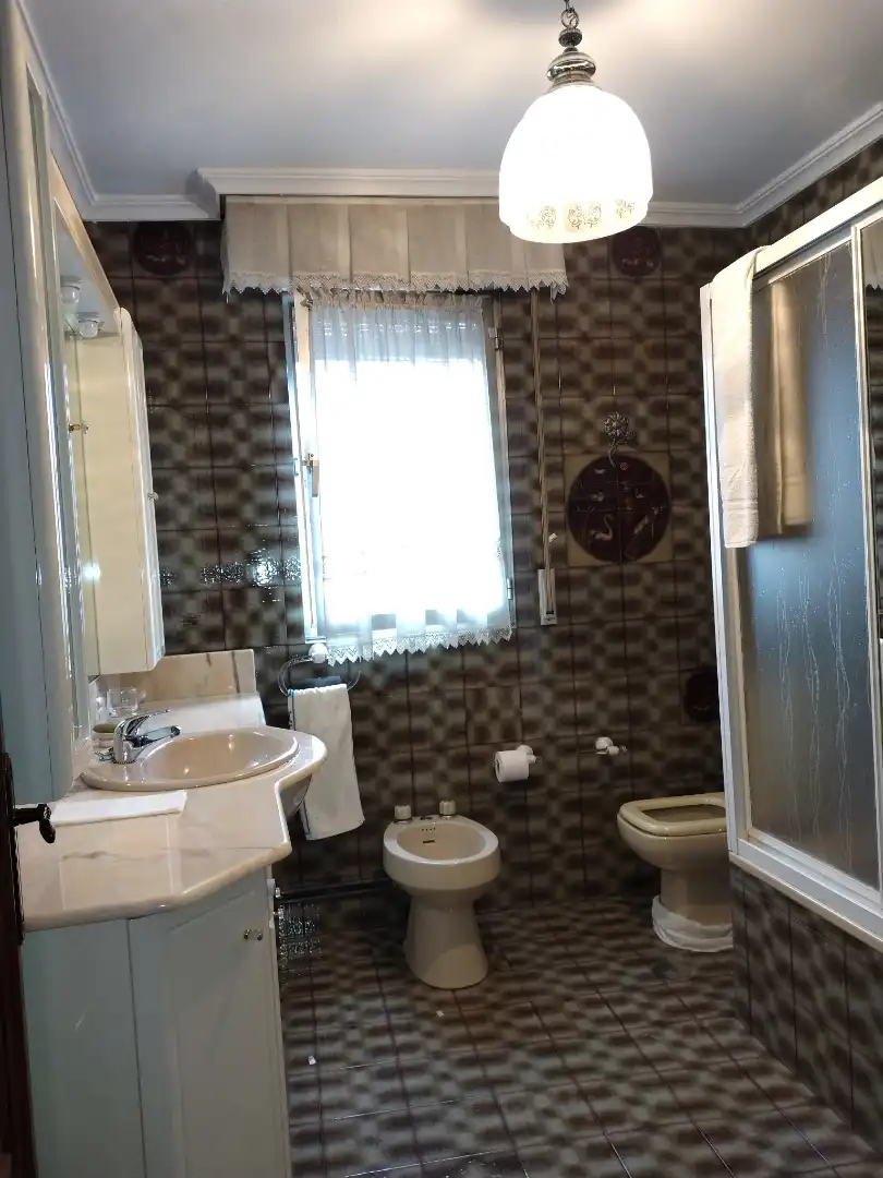 Bathroom of Flat for rent in Bembibre  with Heating, Parquet flooring and Storage room