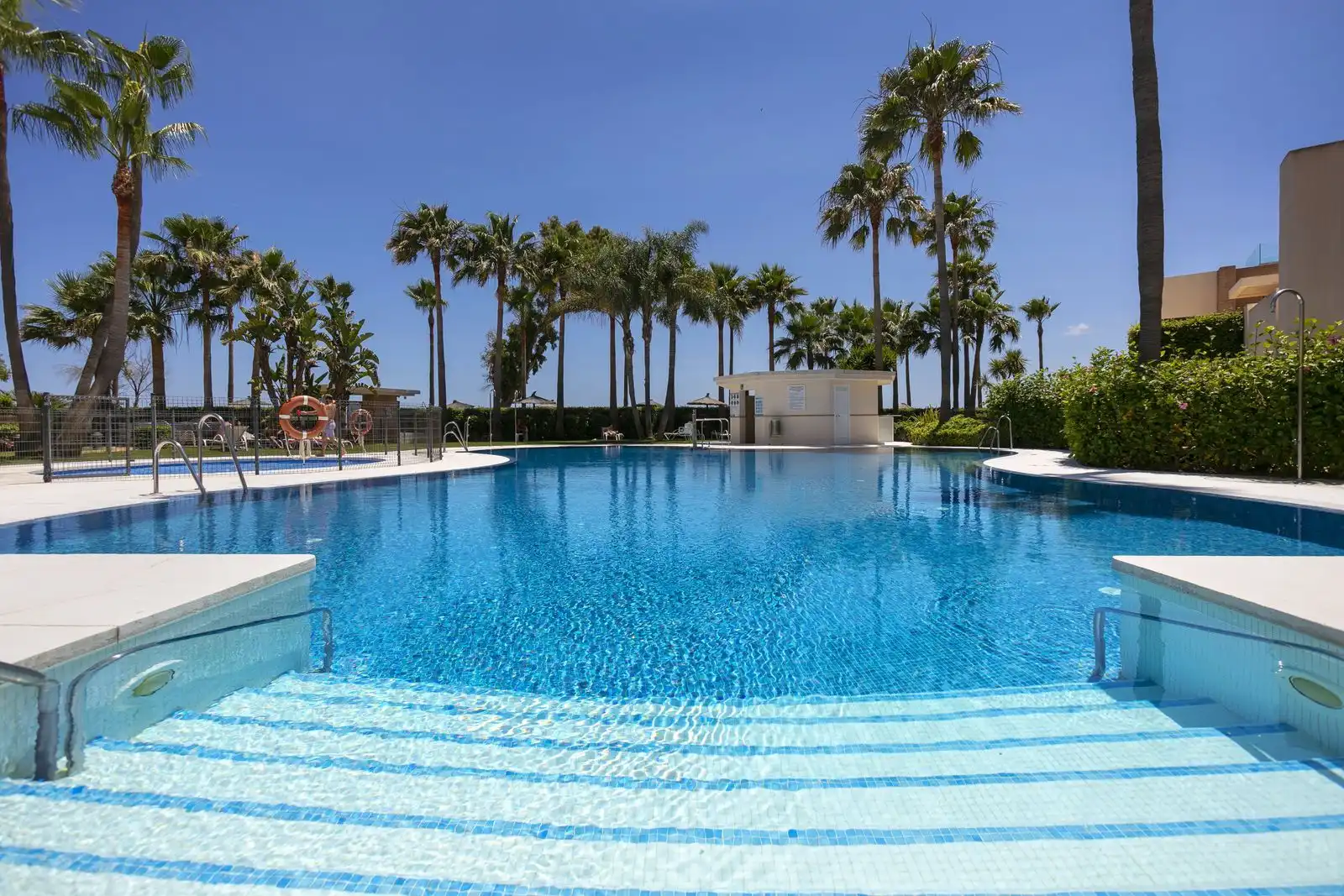 Piscina de Dúplex en venda en Estepona amb Aire condicionat, Terrassa i Traster