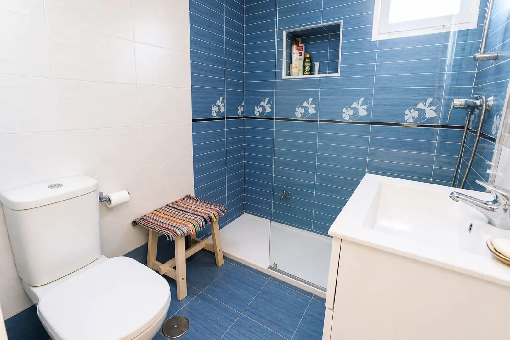 Badezimmer von Dachboden zum Verkauf in Manilva mit Klimaanlage, Terrasse und Schwimmbad