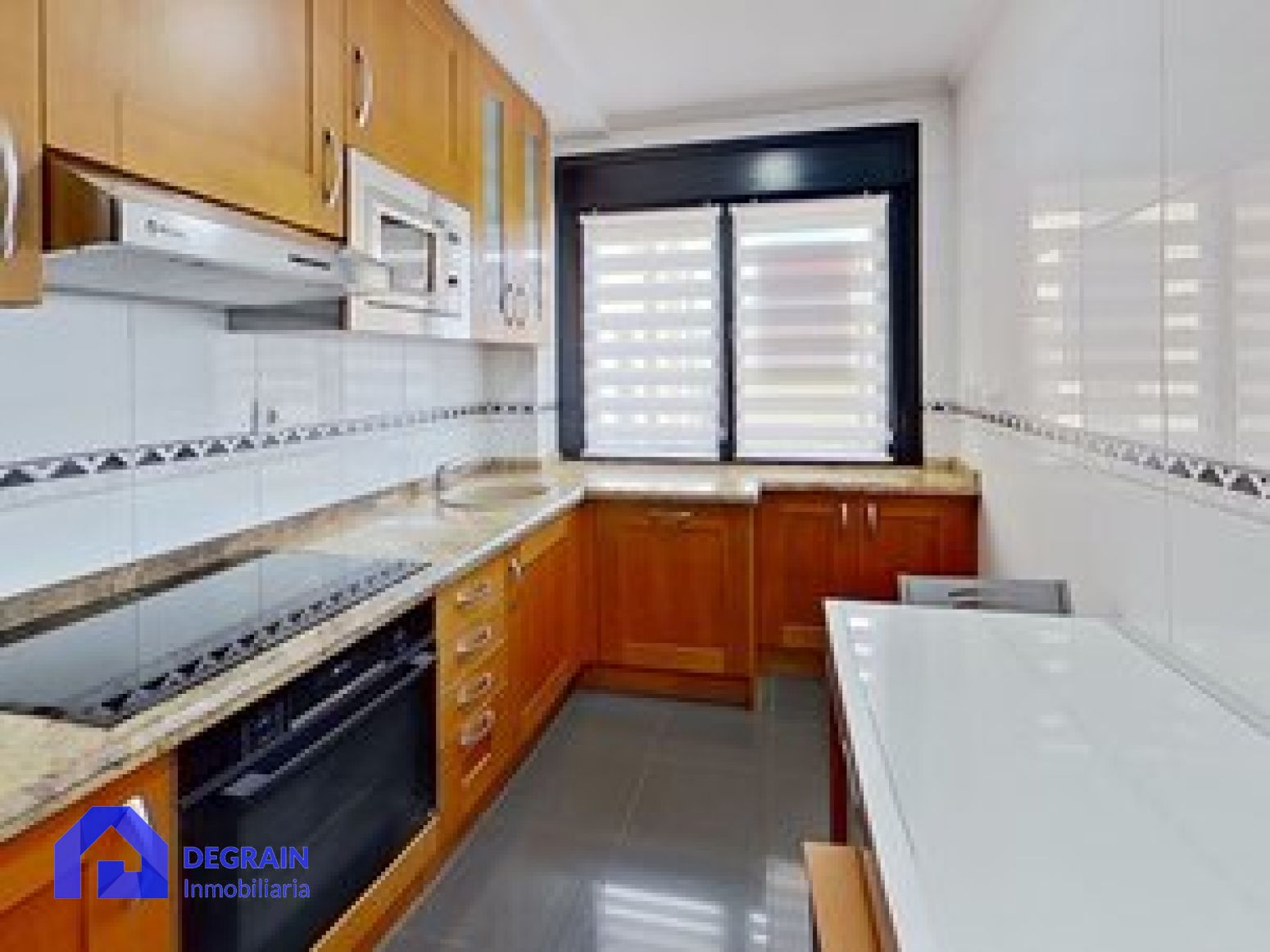 Cuina de Pis en venda en Gijón  amb Jardí privat, Traster i Piscina