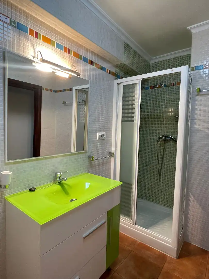 Baño de Piso de alquiler en Plasencia con Aire acondicionado, Calefacción y Terraza