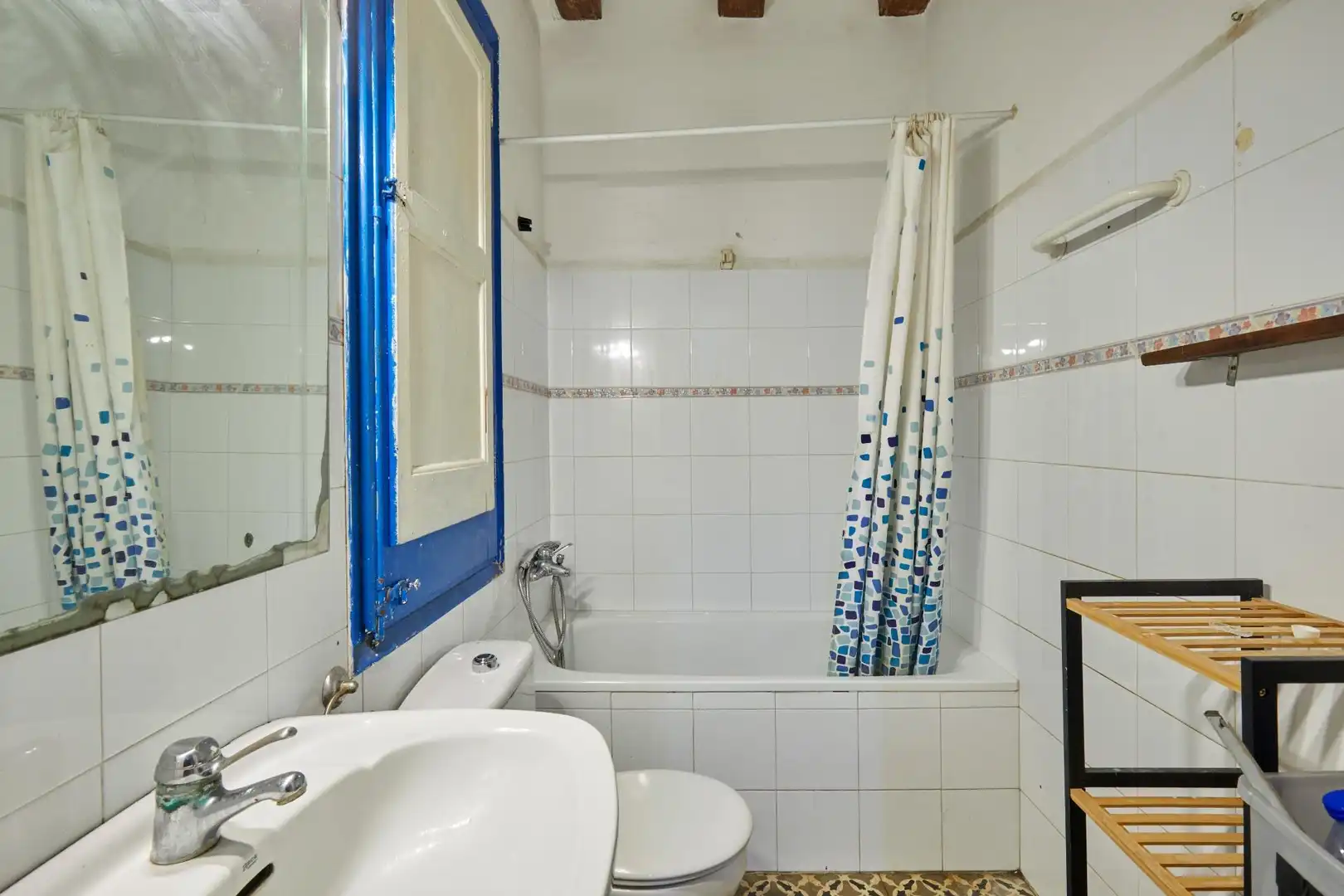 Badezimmer von Wohnung zum Verkauf in Barcelona mit Abstellraum und Balkon