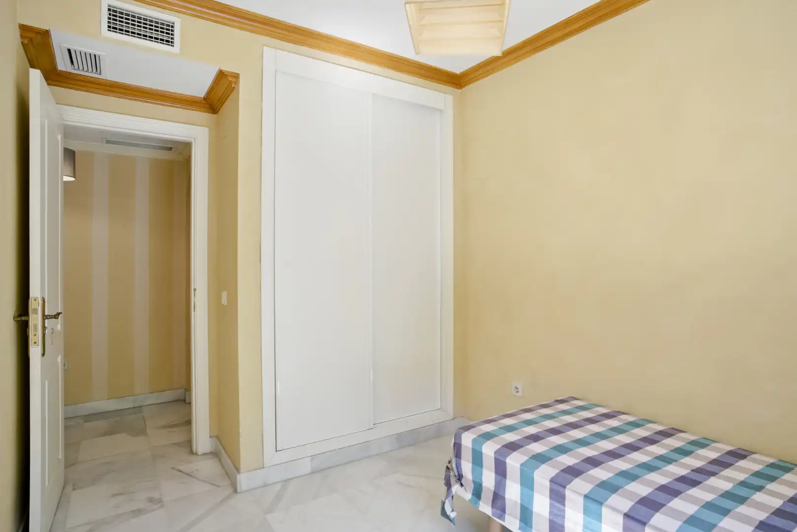 Dormitori de Planta baixa en venda en Marbella amb Aire condicionat, Jardí privat i Terrassa