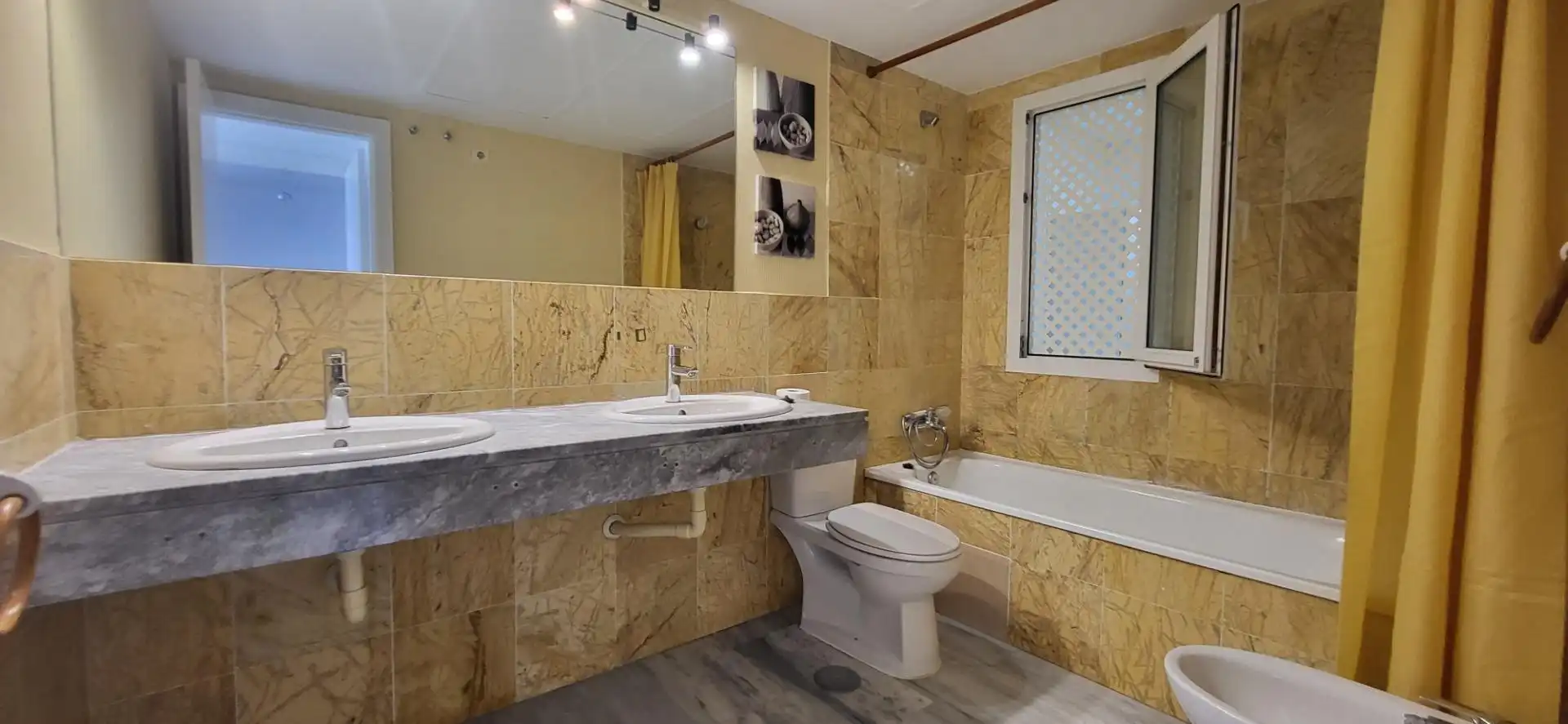 Bany de Apartament de lloguer en Marbella amb Jardí privat, Terrassa i Moblat