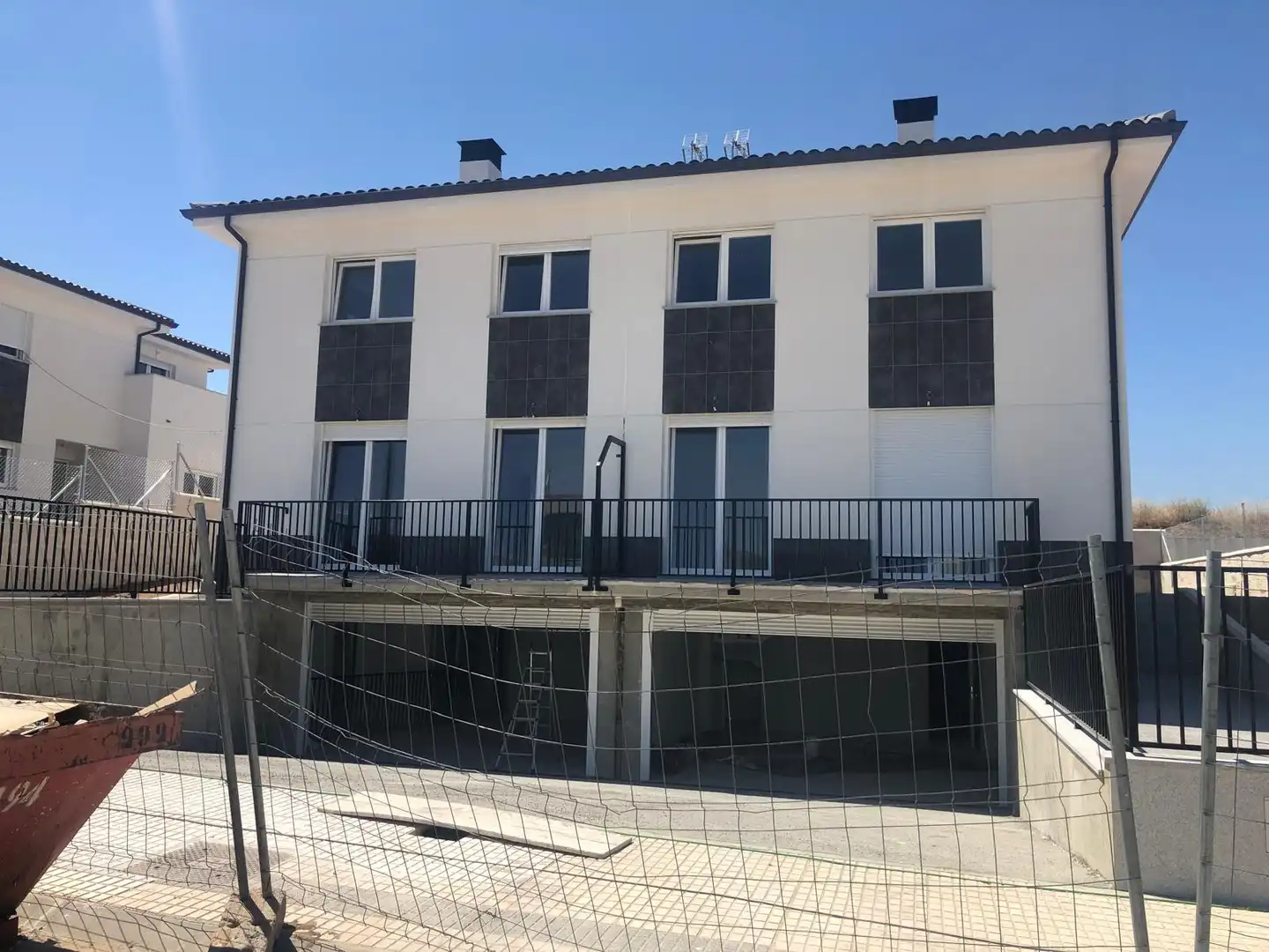 Vista exterior de Casa o xalet en venda en Villares de la Reina amb Aire condicionat, Calefacció i Jardí privat