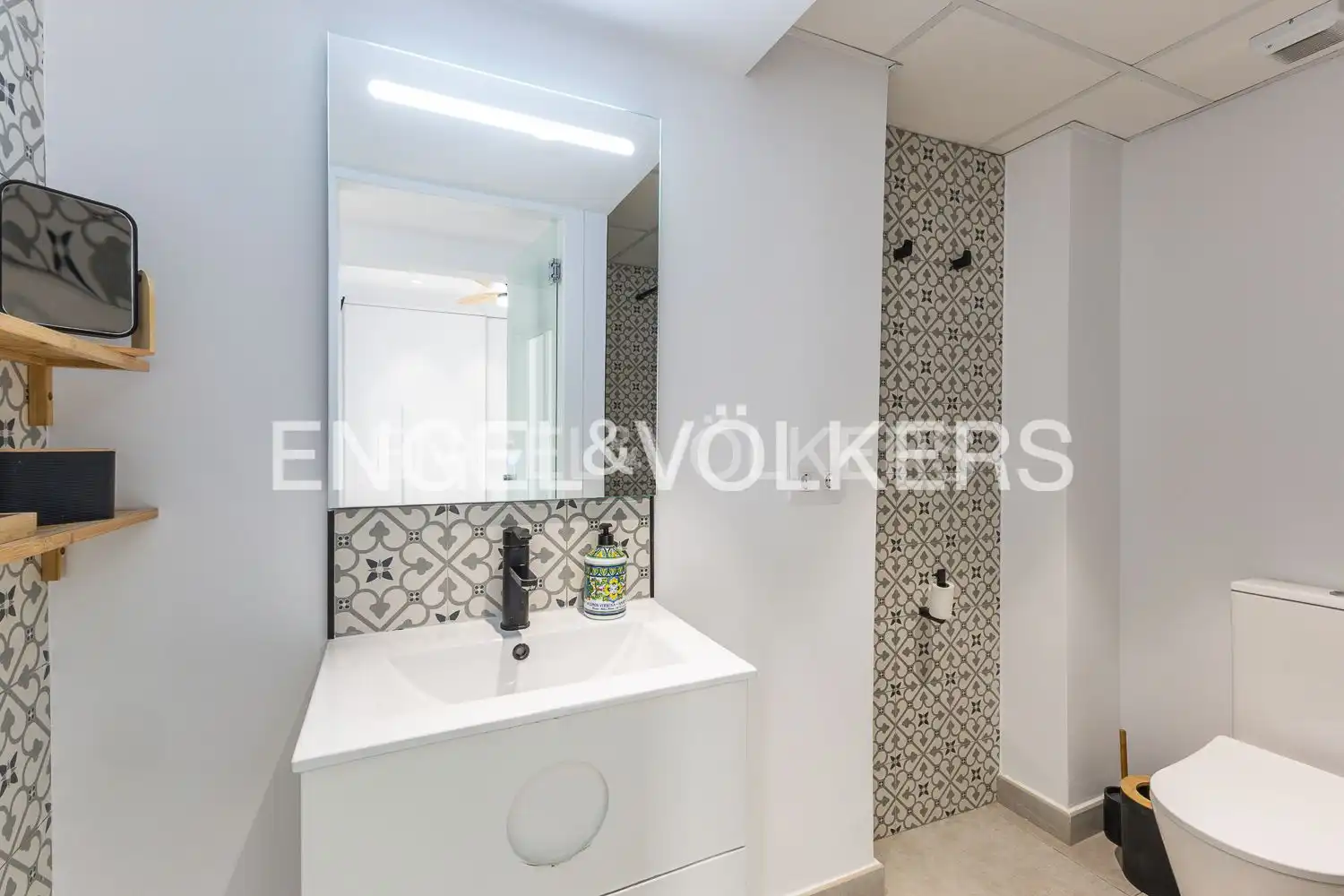Bany de Apartament de lloguer en Valencia amb Aire condicionat, Calefacció i Moblat