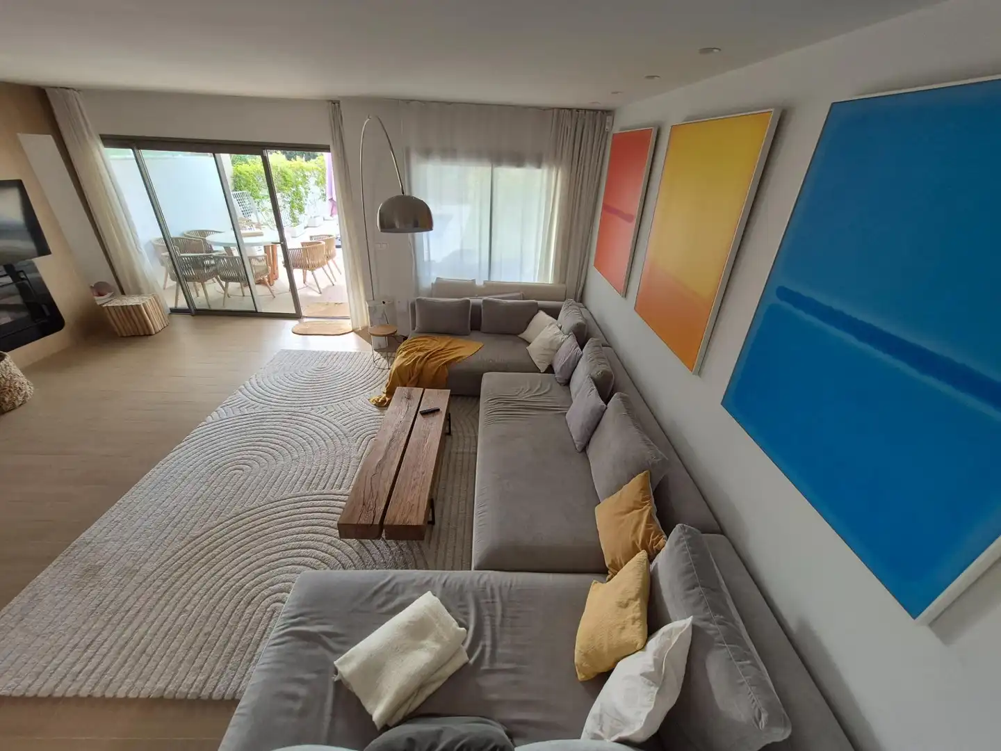 Wohnzimmer von Wohnung zur Miete in Mijas mit Klimaanlage, Privatgarten und Terrasse