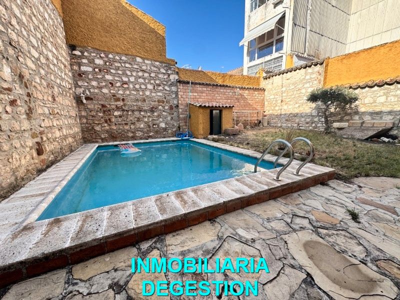 Piscina de Casa adosada en venda en Linares amb Aire condicionat, Calefacció i Jardí privat