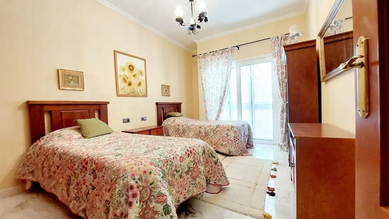 Habitación de Casa adosada en venta en Santiago del Teide con Trastero, Jacuzzi y Piscina comunitaria