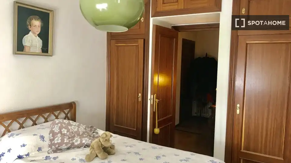 Schlafzimmer von Wohnung zur untervermieten in  Pamplona / Iruña mit Klimaanlage, Heizung und Terrasse