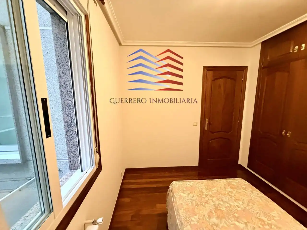 Habitación de Apartamento de alquiler en Ourense Capital  con Calefacción, Parquet y Trastero