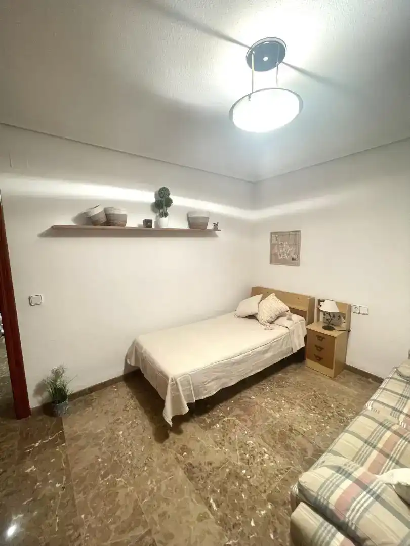 Dormitori de Dúplex per a compartir en Alicante / Alacant amb Moblat