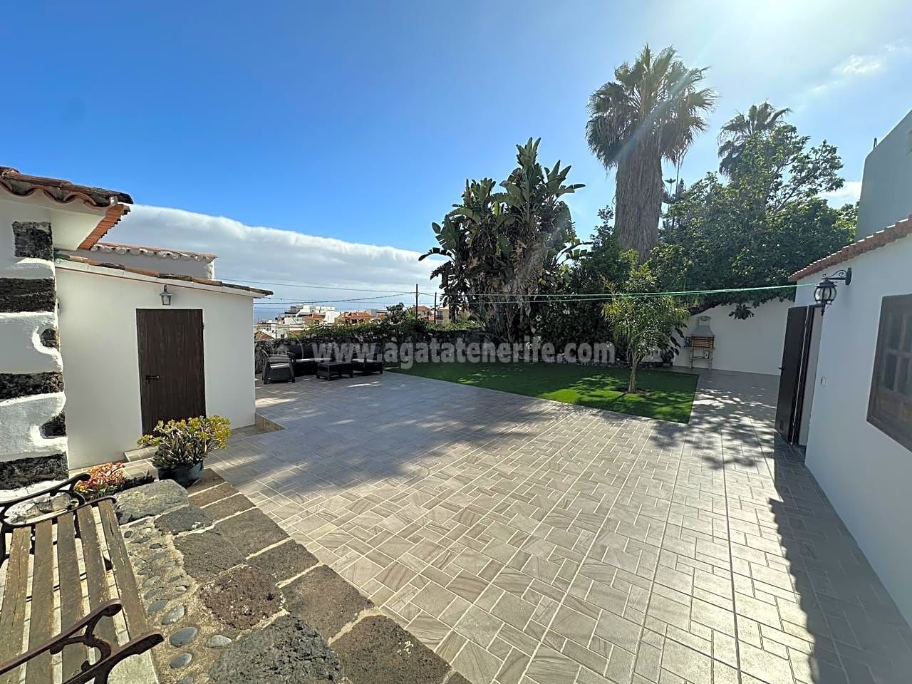 Vista exterior de Casa o xalet en venda en Icod de los Vinos amb Jardí privat, Terrassa i Piscina