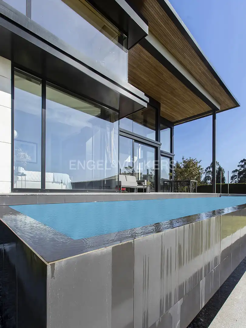 Piscina de Casa o xalet en venda en Gijón  amb Calefacció, Terrassa i Traster