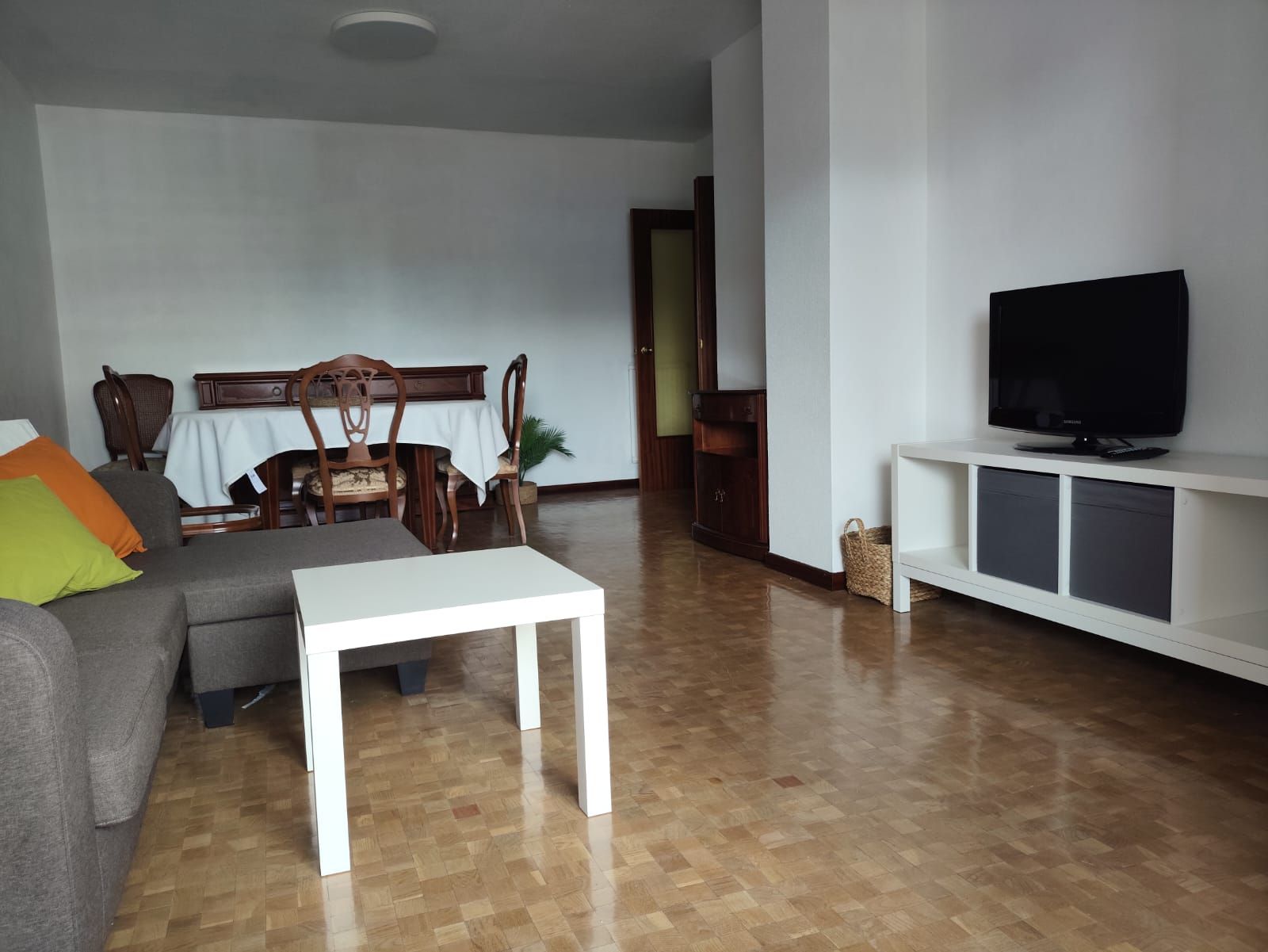 Sala de estar de Piso de alquiler en  Pamplona / Iruña con Calefacción, Parquet y Terraza